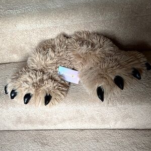 NWT Feetmoji Furry Bear Paw Slippers in XL